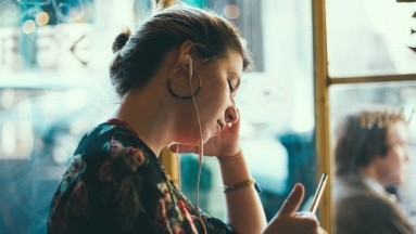 Usar audífonos todo el día puede dañar la salud de tus oídos, señalan expertos