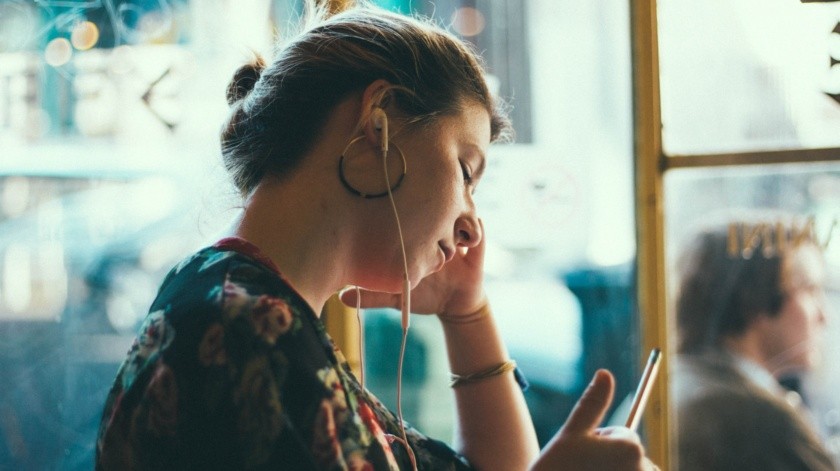 El uso excesivo de audífonos puede dañar tu salud.(Unsplash)
