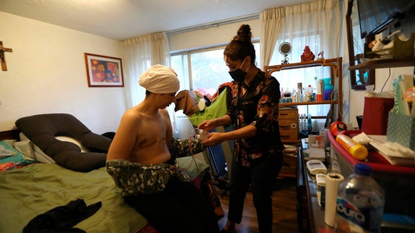 Sandra recibe ayuda de su familia y amigos después de la mastectomía.(EFE)