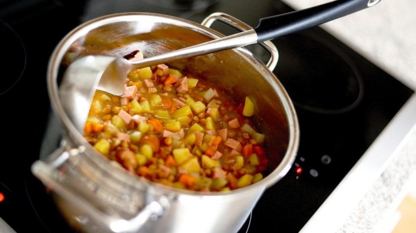 Las lentejas puedes comerlas como sopa o acompañada en un plato con otras proteínas.(Pixabay.)