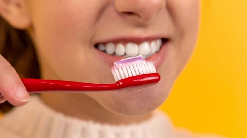 Un estudio analizó las pastas de dientes infantiles y señaló que algunas salen del mercado en México.(Unsplash)