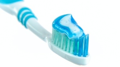 Los efectos negativos de usar pasta de diente para tu rostro