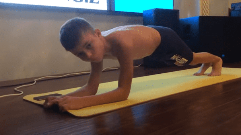 El niño rompió el récord mundial de la plancha más larga.(Captura)