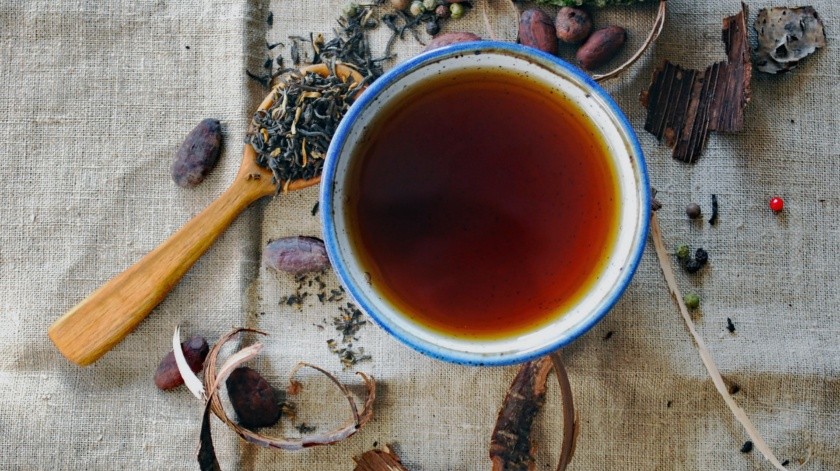 Los tés negros y verdes son los mejores si buscas bebidas diuréticas(Unsplash)