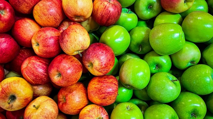 La capa de cera se aplica a algunas frutas frescas, como las manzanas.(Unsplash)