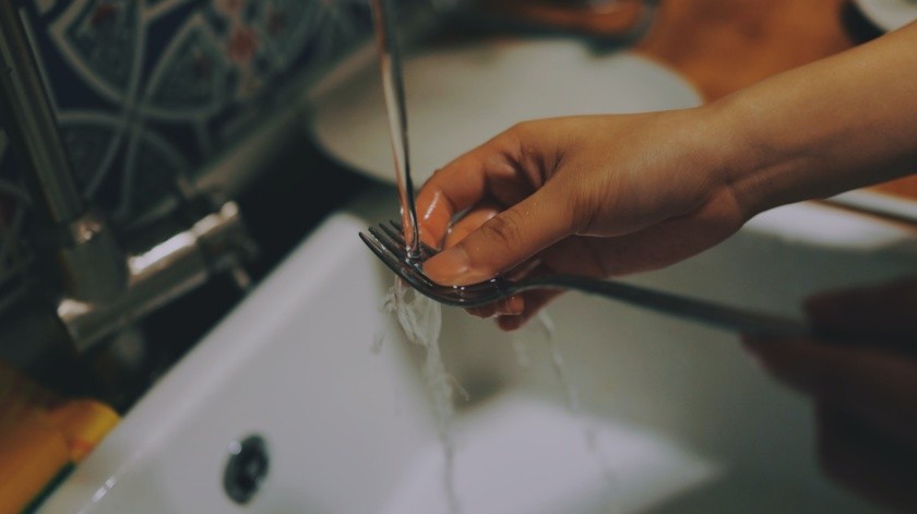 Combinar jabón para trastes y cloro no es efectivo ni seguro.(Unsplash)