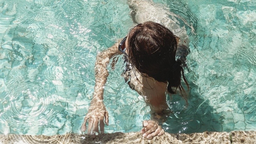 Los médicos consideraron que las condiciones de la piscina sirvieron como caldo de último para la infección de transmisión sexual.(Pexels)