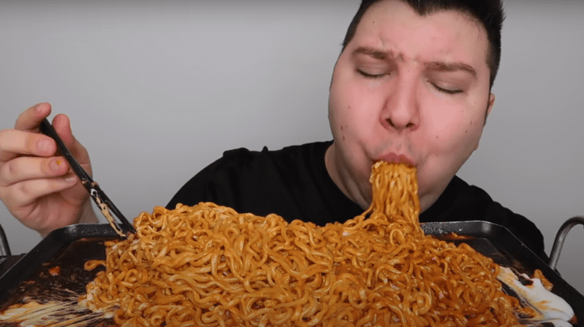 El youtuber se hizo famoso por comer grandes cantidades de comida frente a la cámara.(Captura.)