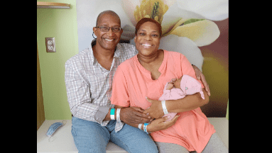 Tienen a su primera hija a sus 50 y 61 años tras más de una década de infertilidad