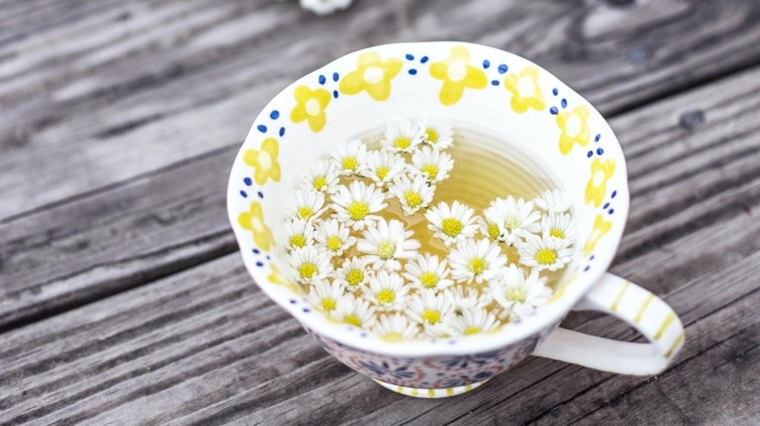 Se ha reconocido que el té de manzanilla puede ayudar a tratar malestares como los estomacales.(Unsplash)