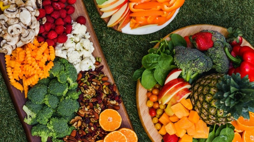 Una dieta rica en frutas, verduras y alimentos de origen animal ayudaría a disminuir el deterioro cognitivo.(Unsplash)