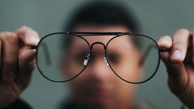 FDA aprueba gotas para tratar visión borrosa; podrían reemplazar a los lentes de lectura