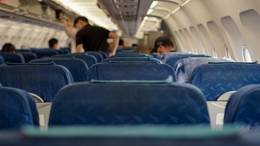 Por usar el  mal cubrebocas en el avión y agredir a una azafata podría pagar cárcel.(Pixabay.)