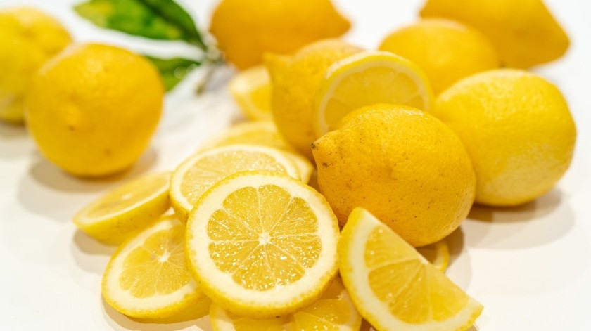 El limón puede tener distintos usos pero no se recomienda para aclarar los dientes.(Unsplash)