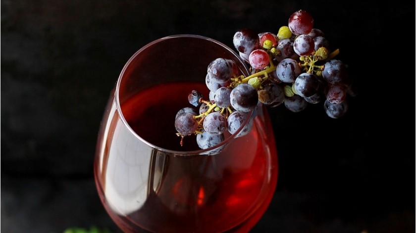 Las sustancias del vino tinto ayudaría con el colesterol bueno.(Unsplash)