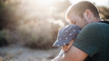 Niños con papás más involucrados en su crianza pueden sentirse más seguros