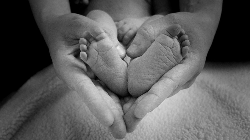 Una mujer decide dar en adopción a su hijo tras engaño.(Pixabay.)