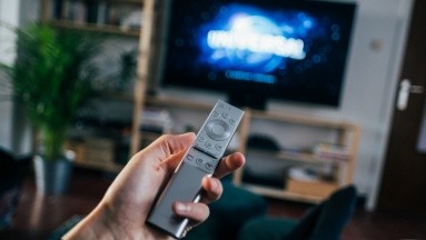Ver la televisión en exceso podría aumentar el riesgo de trombosis, según estudio