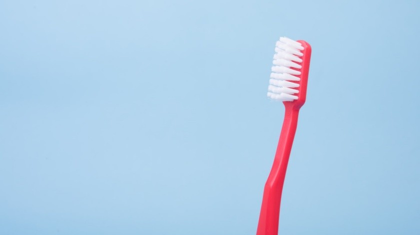 Especialistas recomiendan cambiar el cepillo de dientes tras superar una enfermedad.(Unsplash)