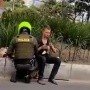 Videos virales: policía se vuelve viral tras noble gesto con un hombre en situación de calle