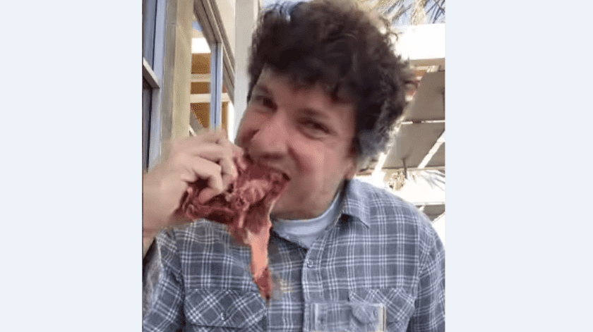 El hombre comparte videos mientras come huevos y carne sin cocinar.(Instagram)