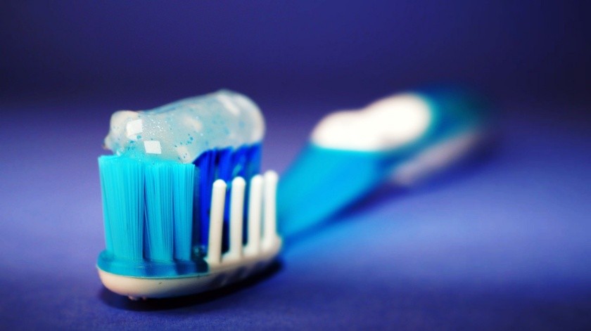 La pasta de dientes contiene ingredientes agresivos para la piel.(Pixabay)