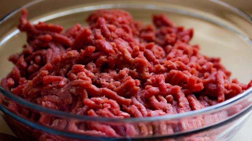 La carne molida comienza a deteriorarse más pronto que los filetes completos.(Unsplash)