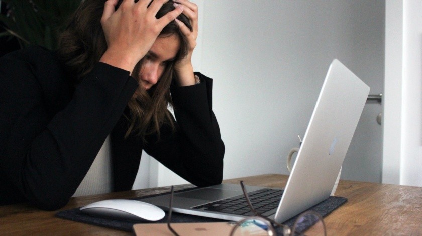 El estrés laboral puede afectar la salud física y mental de los trabajadores.(Unsplash)