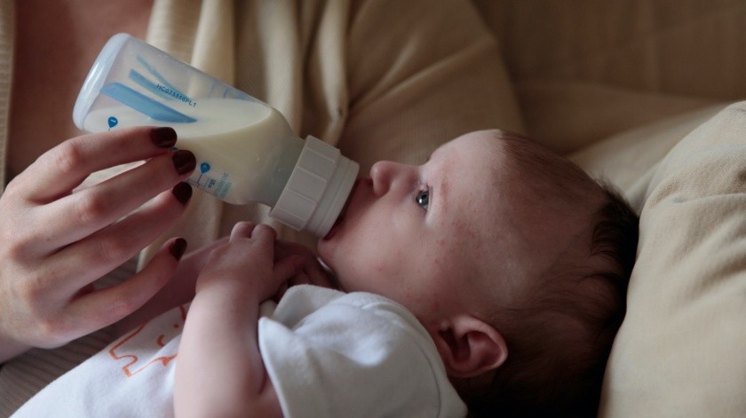 La FDA alertó por la contaminación bacteriana en fórmulas para bebés.(Unsplash)