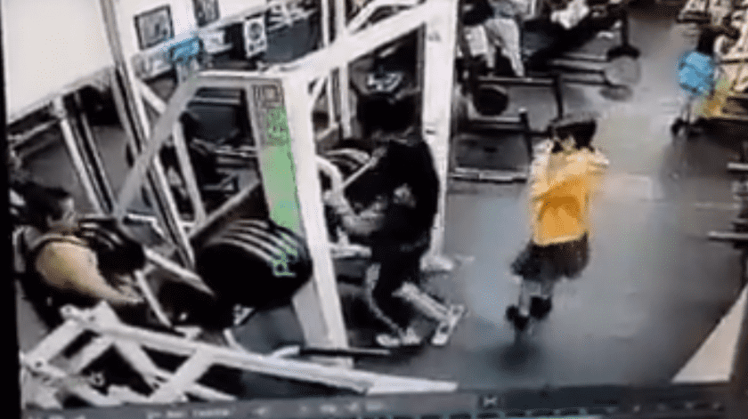 La mujer murió tras no soportar 180 kilos en el gimnasio.(Captura)