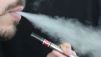 Cigarrillos electrónicos: Estudio determina los tres sabores más tóxicos