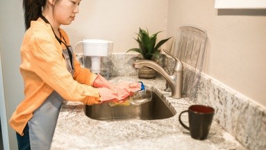 Limpiar la casa y otras tareas domésticas ayudaría a reducir riesgo de derrame cerebral: Estudio