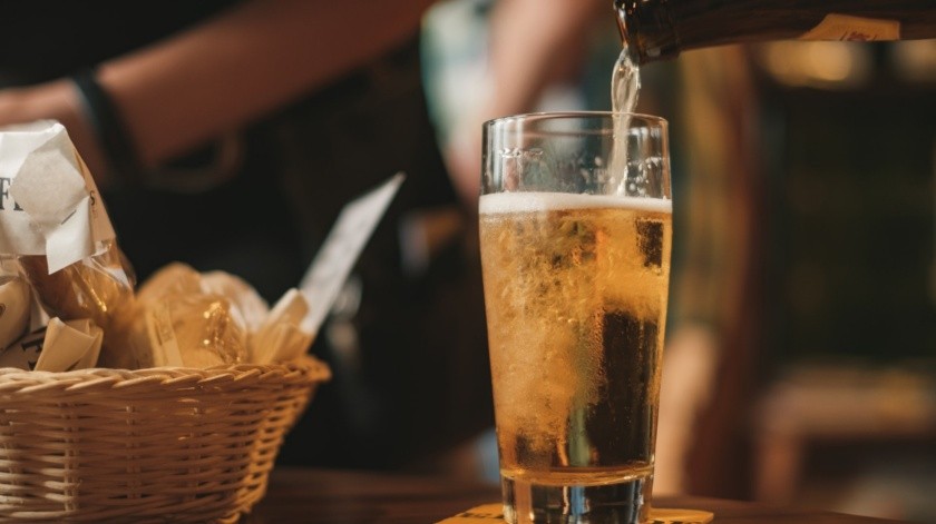 Un estudio encontró que el consumo leve o moderado de alcohol puede ocasionar daños en el cerebro.(Unsplash)