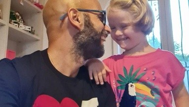 Una niña con síndrome de Down es adoptada por un hombre; fue rechazada por 20 familias 