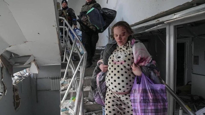 En redes sociales circularon imágenes de la bloguera ucraniana embarazada y herida.(Twitter Olga Tokariuk)