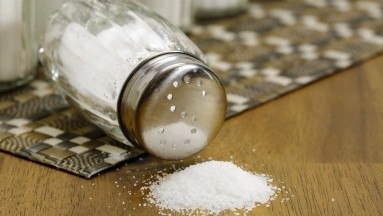 ¿Qué pasa si reduces el consumo de sal y cuál es la cantidad que se recomienda al día?