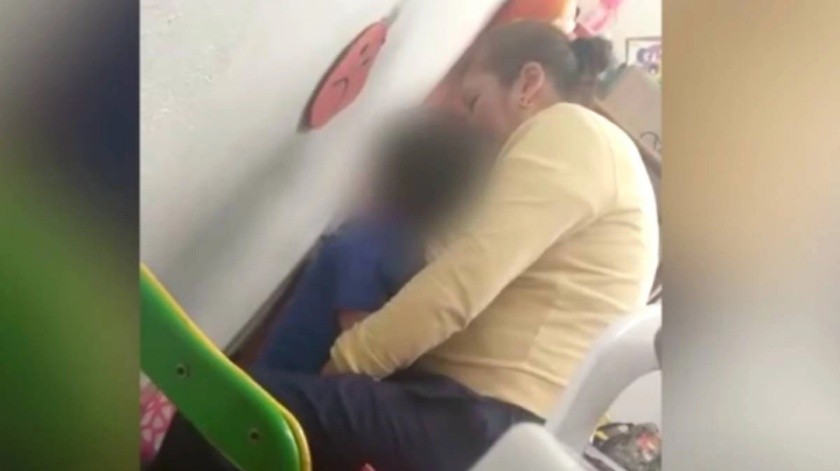 Niño recibe maltrato por parte de una mujer en el kinder.(Captura de video)