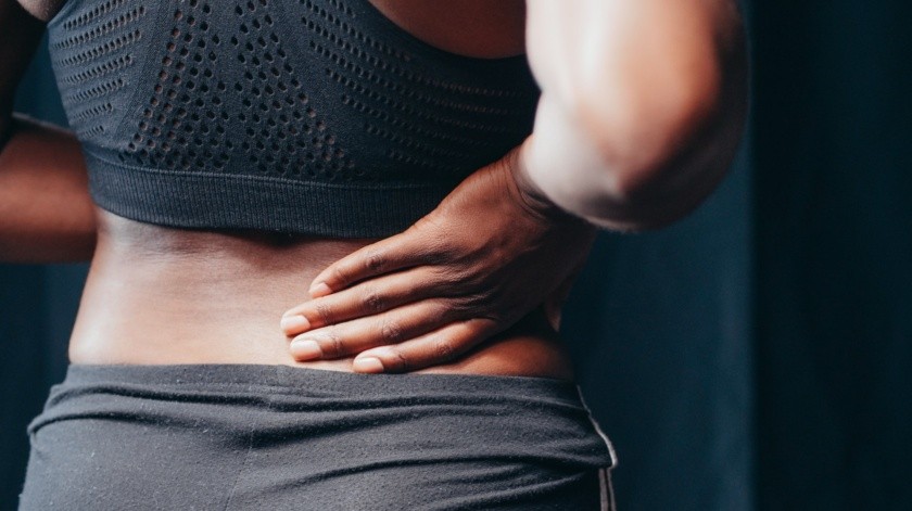 El dolor de espalda es el síntoma más común de los cálculos renales.(Unsplash)