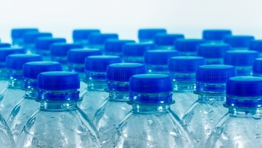Peligros de tomar agua o líquidos en botellas de plástico y reutilizables