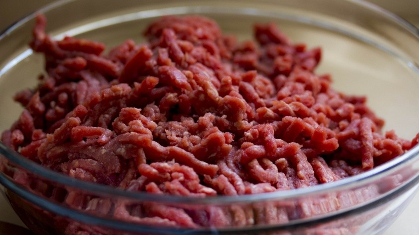 Algunos factores pueden ayudar a determinar si la carne molida de res se puede consumir o no.(Pixabay)