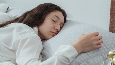 Las siestas diurnas largas podrían ser una señal temprana de demencia: Estudio