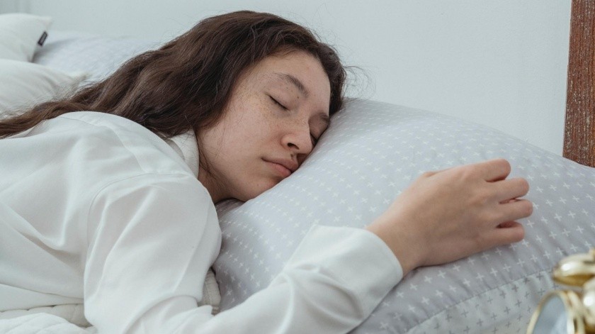 Investigadores encontraron que el exceso de siestas diurnas podrían ser una señal temprana de demencia.(Unsplash)