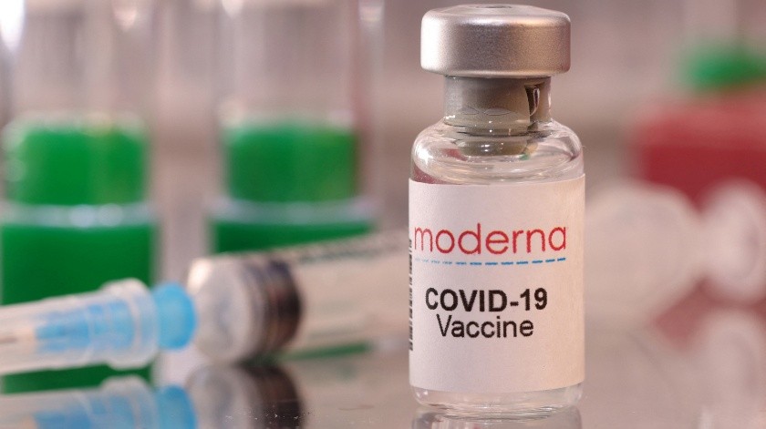 Moderna retiró miles de dosis de su vacuna contra el Covid-19 en Europa.(REUTERS, X02714)