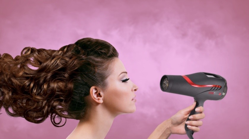 El secador de cabello a veces puede maltratar tu cuero cabelludo.(Pixabay.)