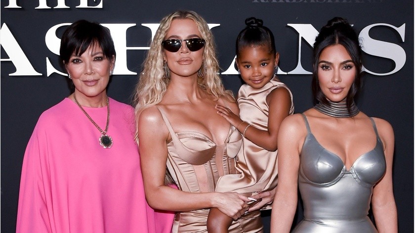Khloé Kardashian fue criticada por cargar a su hija de casi 4 años.(Reuters)