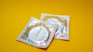 Ordenan retirar lote de condones 