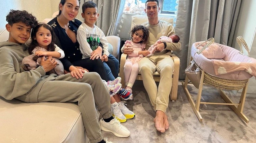 Cristiano Ronaldo tiene en brazos a su pequeña hija recién nacida.(@Cristiano)