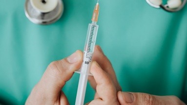 Se desata controversia en Perú por supuestos errores en la vacuna de refuerzo de Covid-19