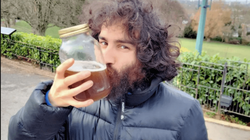 El hombre de 34 años bebe su orina desde hace 6 años.(Instagram)
