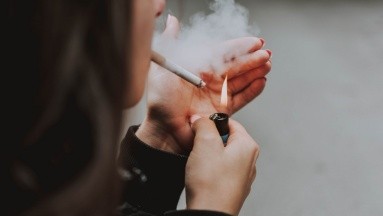 FDA anuncia propuesta para prohibir cigarrillos mentolados y de sabores en EU